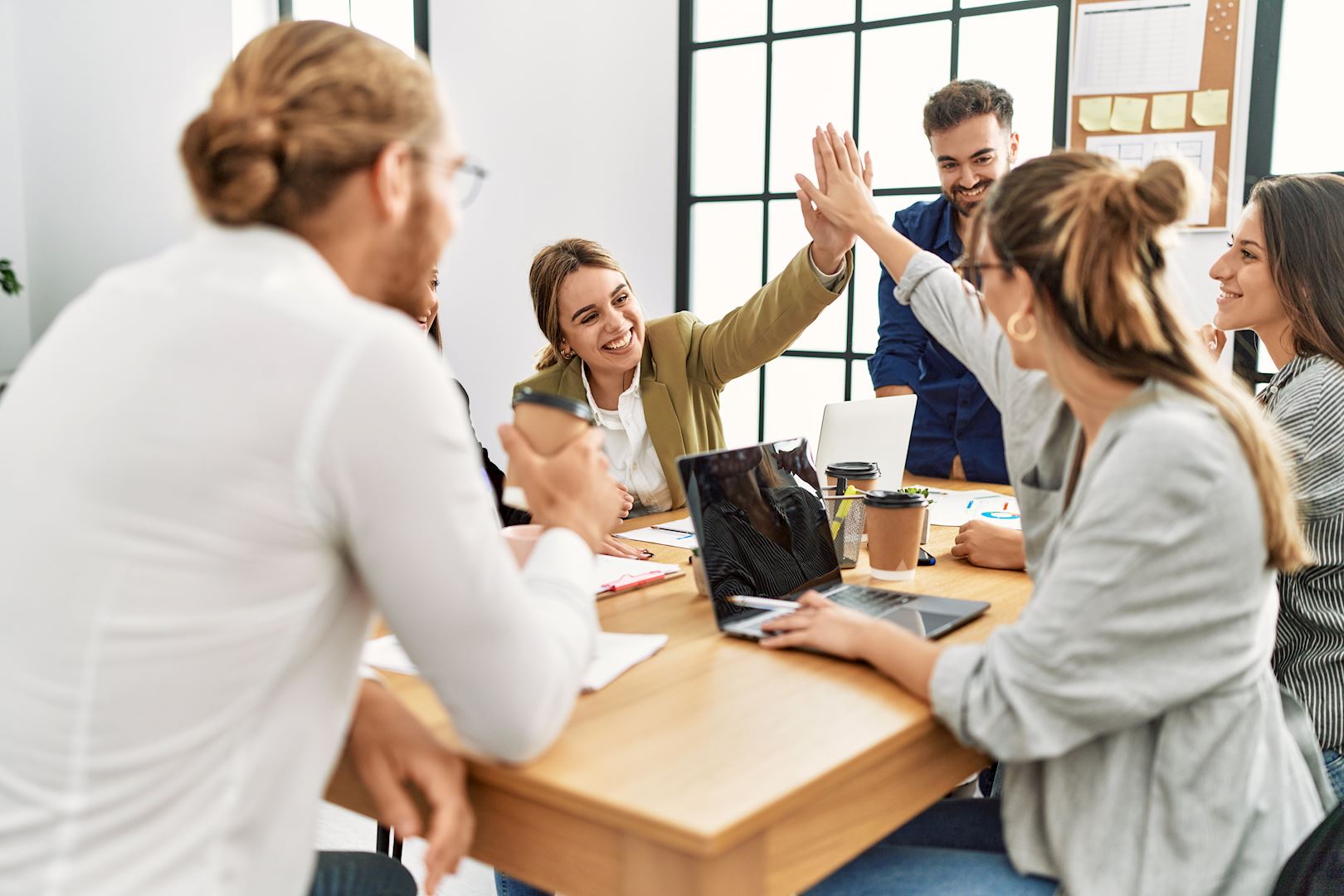 Personengruppe am Schreibtisch