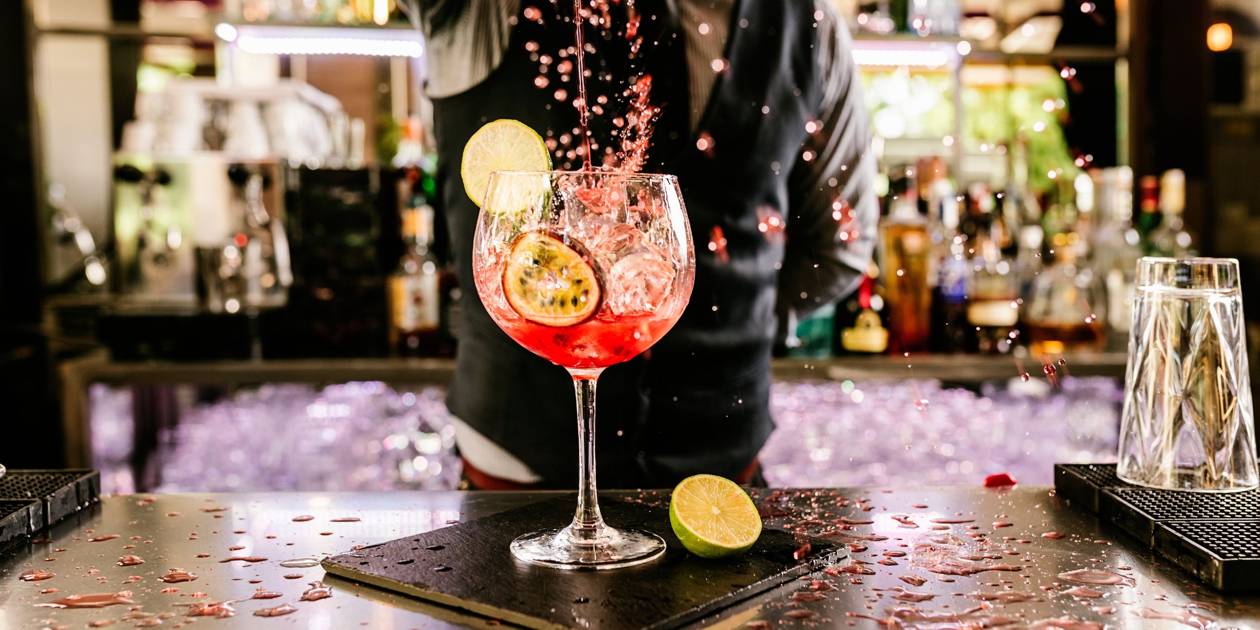 Cocktail mit Passionsfrucht und Limette