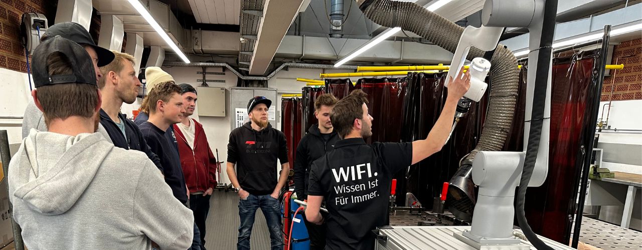 Schritt für Schritt zum Cobot-Profi: Schulungsteilnehmer im Schweißtraining mit ABB-Roboter. (©WIFI Salzburg) /images/cobot-blogbeitrag.jpg