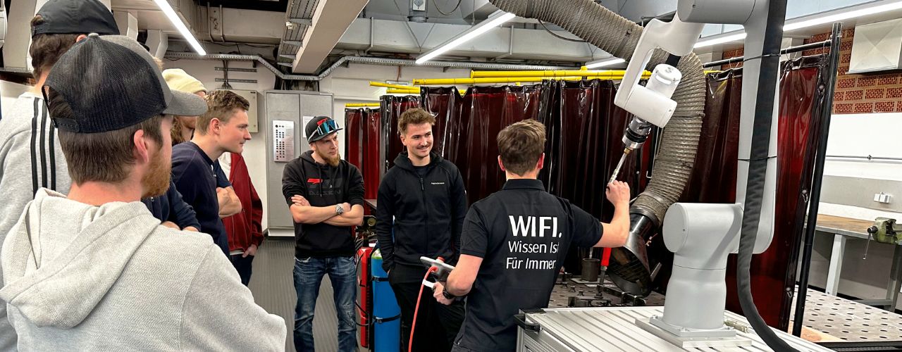 Hightech in erfahrenen Händen: Teilnehmer des Meisterkurses Metall testen den neuen Cobot-Schweißroboter. (©WIFI Salzburg) /images/neue-kursbroschüren-blogbeitrag-3.jpg